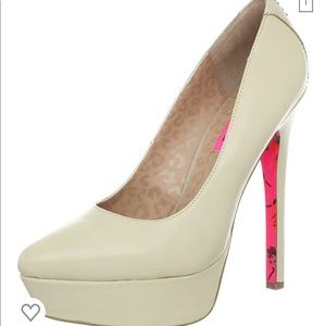 Betsey Johnson Women’s Corinn Platform Pump